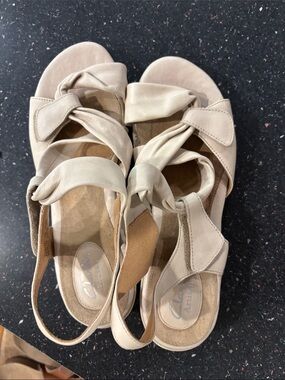 Sz 7 women Clark’s Artisan cream colored sandals leather NWT bunion friendly